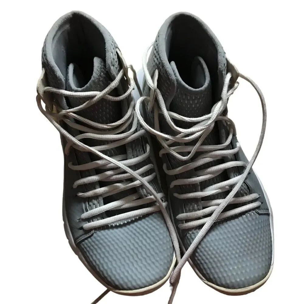 Under Armour ladies size 8 basketball shoes excellent condition